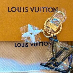 LUXURY KEY RING POP FLOWER KEYCHAIN BAG CHARM NEW WITH BOX AND DUSTBAG IN BLACK